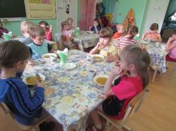Условия питания обучающихся - все обучающиеся МАДОУ детский сад № 1 "Ласточка" получают четырехразовое сбалансированное питание (завтрак, второй завтрак, обед, полдник).